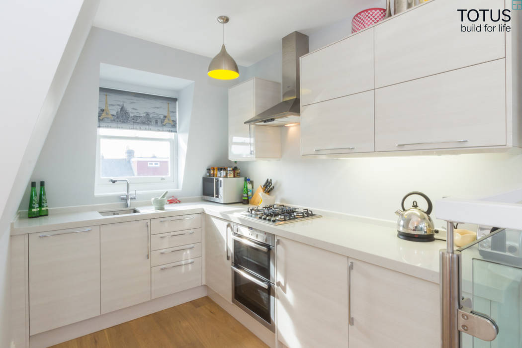 Loft conversion and house remodelling in Wimbledon, TOTUS TOTUS Cocinas modernas: Ideas, imágenes y decoración