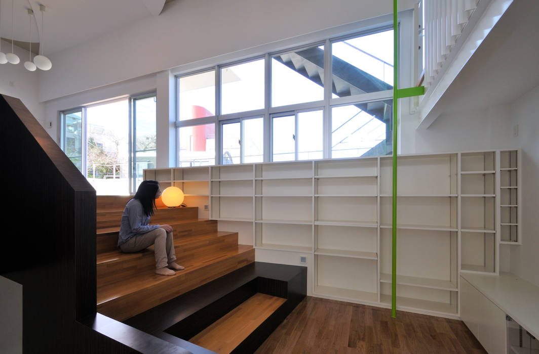 図書館階段のある家, アアキ前田 株式会社 アアキ前田 株式会社 Modern Corridor, Hallway and Staircase