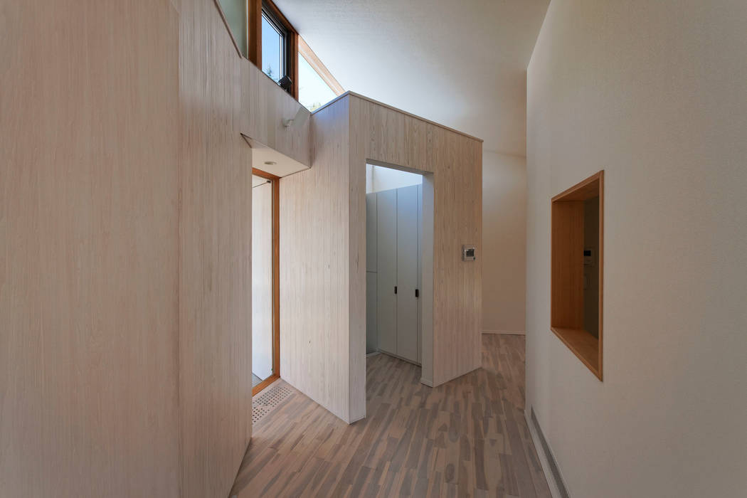 子世帯 清正崇建築設計スタジオ オリジナルスタイルの 玄関&廊下&階段