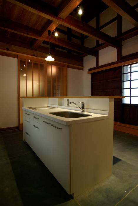 アイランド・キッチン: 兵藤善紀建築設計事務所が手掛けたクラシックです。,クラシック