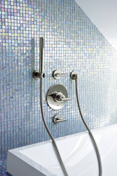 Bath/shower set homify Baños de estilo moderno