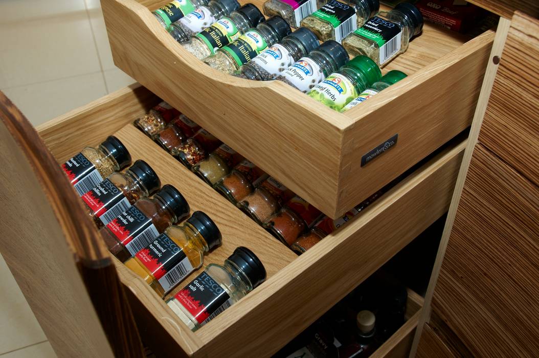 Kitchen - Oak lined drawers Lothian Design مطبخ