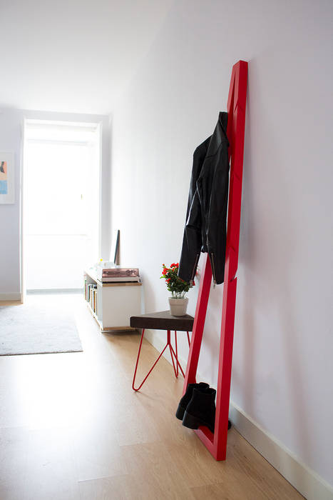 Pendura Coat Stand - Red homify Salon minimaliste Stockage