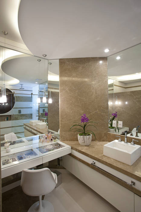 homify Modern bathroom