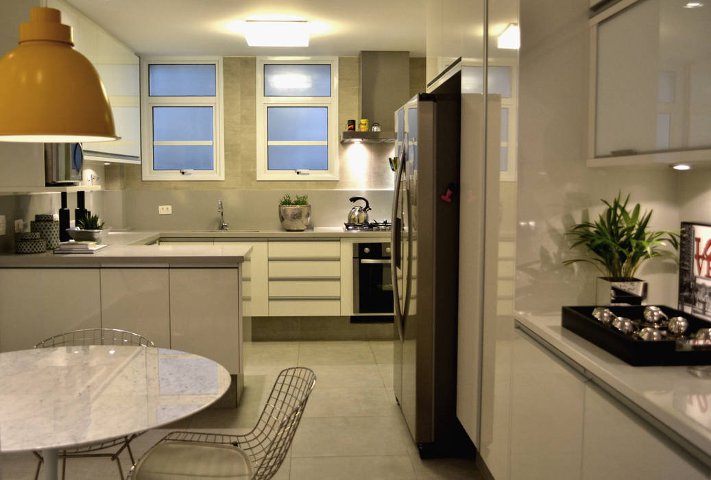 Apartamento para um jovem casal em tons de cinza, Helô Marques Associados Helô Marques Associados Kitchen