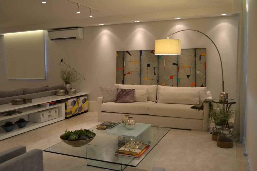 Apartamento para um jovem casal em tons de cinza, Helô Marques Associados Helô Marques Associados Salas de estar minimalistas