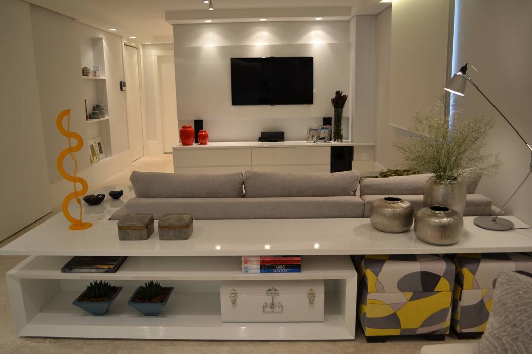 Apartamento para um jovem casal em tons de cinza, Helô Marques Associados Helô Marques Associados Sala multimediale minimalista
