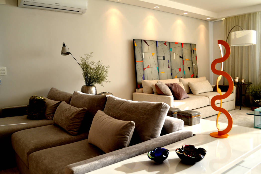 Apartamento para um jovem casal em tons de cinza, Helô Marques Associados Helô Marques Associados Classic style living room Sofas & armchairs