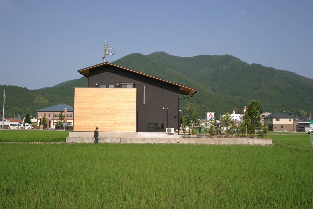 田園風景の中の小さな家, 上野貴建築研究所 上野貴建築研究所 Eclectic style houses