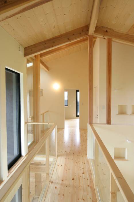 田園風景の中の小さな家, 上野貴建築研究所 上野貴建築研究所 Eclectic style corridor, hallway & stairs
