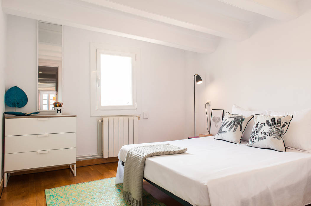 Dormitorio en blanco para invitados Markham Stagers Dormitorios de estilo moderno dormitorio abuhardillado,blanco,minimal,luminoso,home staging,Barcelona,Markham Stagers