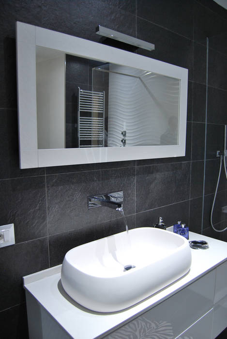 Appartamento Black and white, Alessandro Jurcovich Architetto Alessandro Jurcovich Architetto Bagno minimalista Specchi