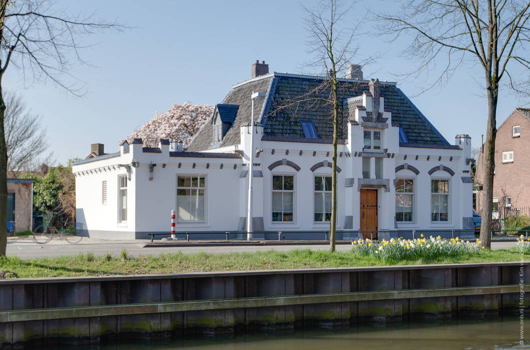 Restauratie en verbouw van voormalig Gemeentehuis Oudenrijn, De Meern, op ten noort blijdenstein architecten op ten noort blijdenstein architecten Дома в классическом стиле