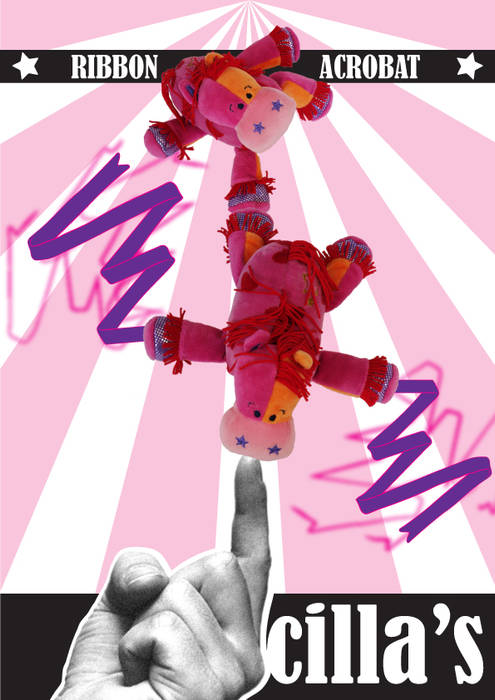 Cilla onder-ste-boven tijdens haar circus act. allesPiek Moderne kinderkamers Textiel Amber / Goud Speelgoed