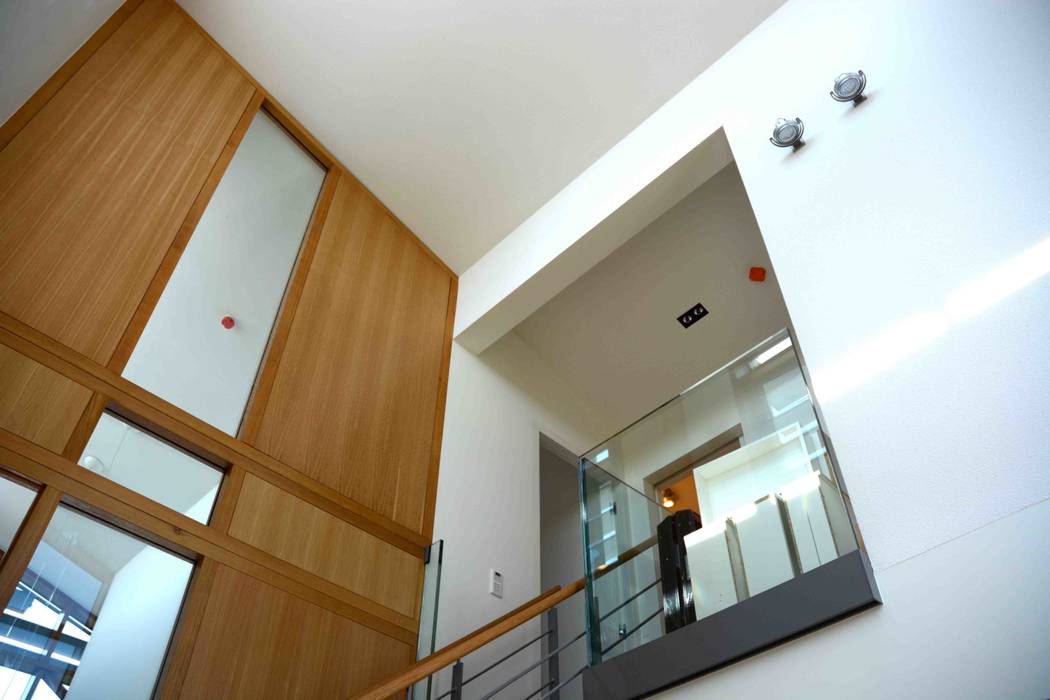 villa te Nootdorp, TIEN+ architecten TIEN+ architecten Modern corridor, hallway & stairs
