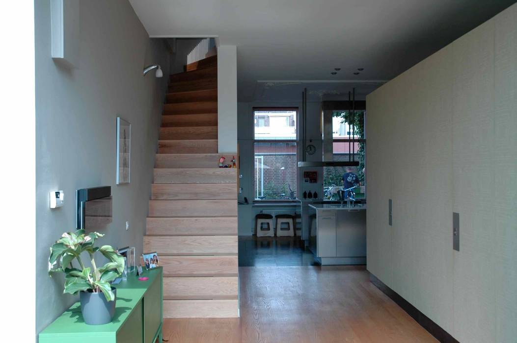 laan van Overvest, TIEN+ architecten TIEN+ architecten Modern corridor, hallway & stairs