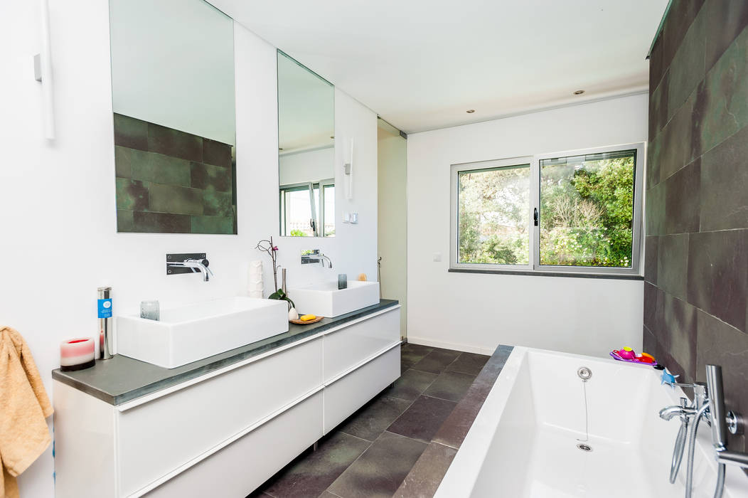 Renovação moradia em Birre III | Cascais, shfa shfa Phòng tắm phong cách hiện đại
