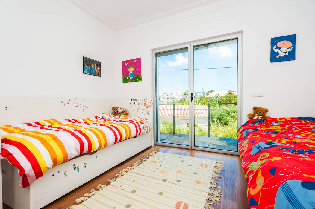 Renovação moradia em Birre III | Cascais, shfa shfa モダンデザインの 子供部屋