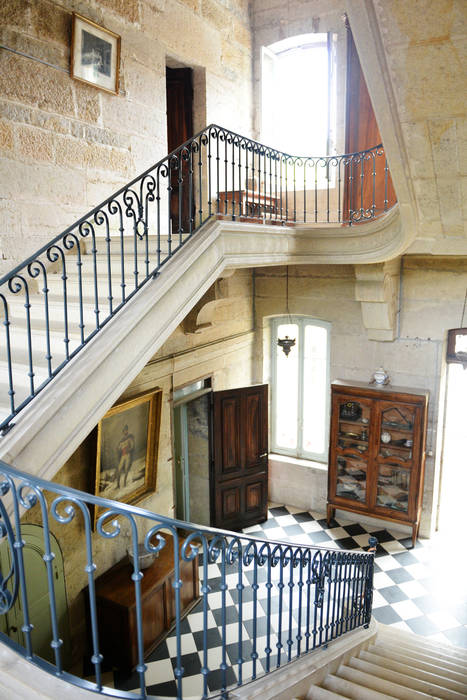 Une maison de maître dans l'Ain, le songe du miroir photographe le songe du miroir photographe Corredores, halls e escadas clássicos