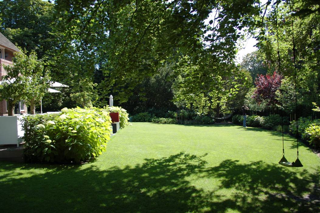 landelijke moderne tuin in Bloemendaal, Biesot Biesot Landelijke tuinen Plant,Boom,Natuurlijk landschap,land veel,vegetatie,Gras,Vrije tijd,Raam,Schaduw,Landschap