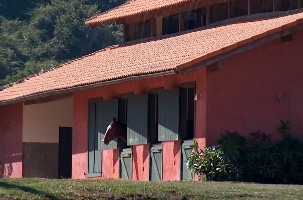 Cocheira Ronald Ingber Arquitetura Casas rústicas