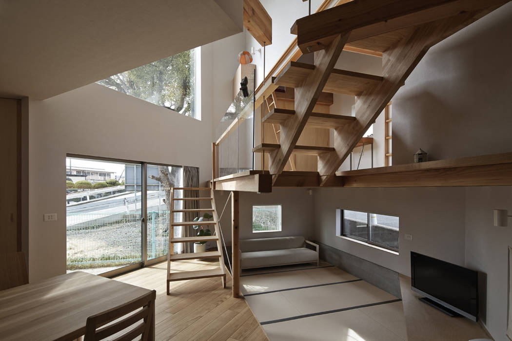 ダイニングから吹抜けの窓方向を見る 宮武淳夫建築 アルファ設計 オリジナルデザインの ダイニング Homify