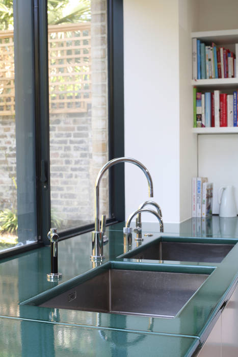 Notting Hill home, Alex Maguire Photography Alex Maguire Photography Modern kitchen Sinks & taps