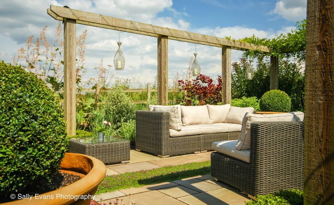 Pergola and Seating Matt Nichol Garden Design Ltd. Garten im Landhausstil Möbel