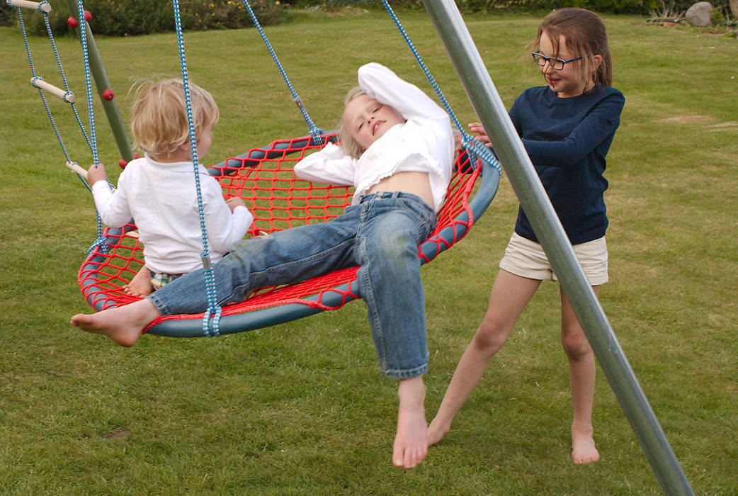 Sharing a Nest Swing Brave Toys Modern style gardens Swings & play sets