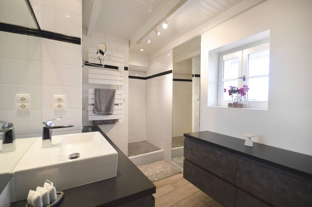 homify Modern bathroom