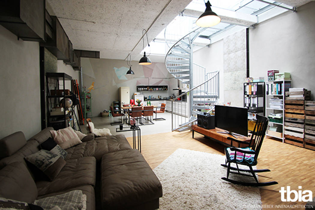 Umbau einer Schreinerei zu Lofts - "Loft 3", tbia - Thomas Bieber InnenArchitekten tbia - Thomas Bieber InnenArchitekten Living room