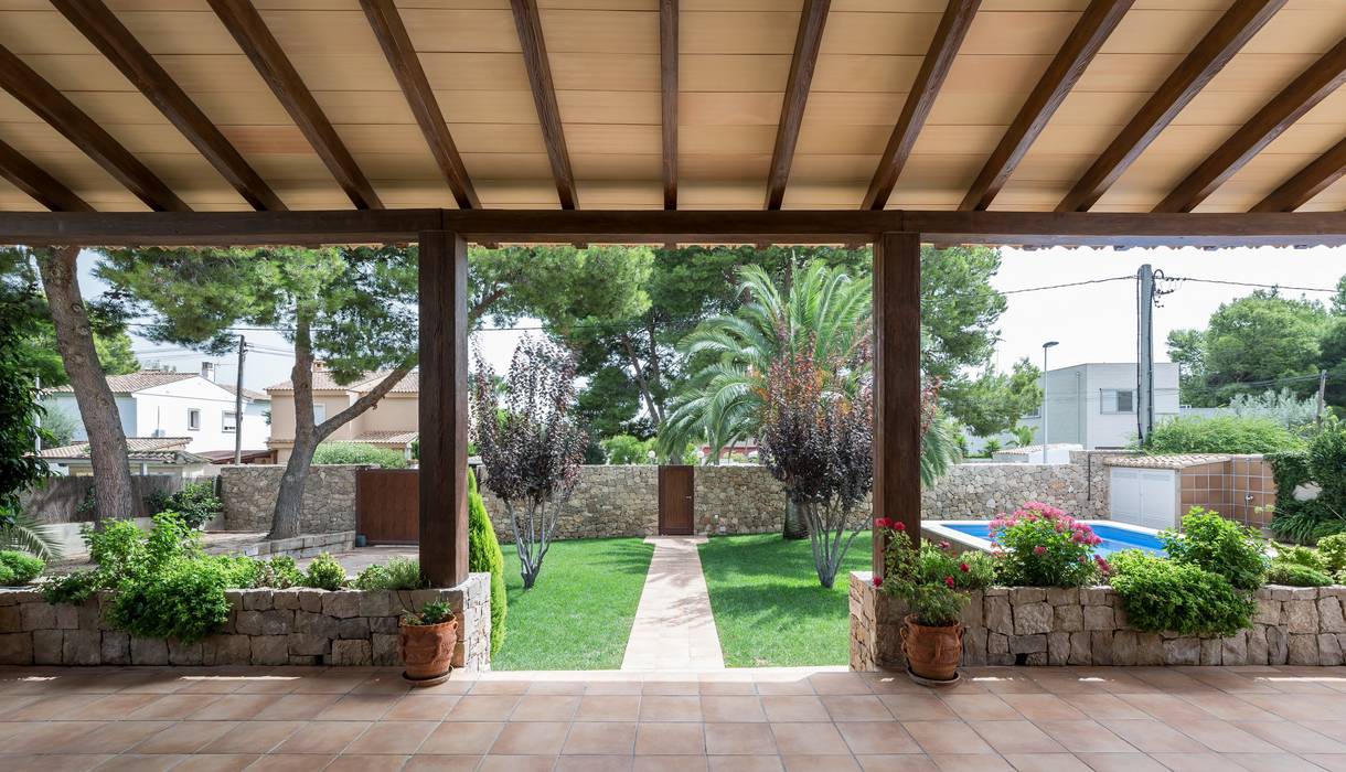 Casa del Porche de Piedra, LLIBERÓS SALVADOR Arquitectos LLIBERÓS SALVADOR Arquitectos Rustic style balcony, porch & terrace