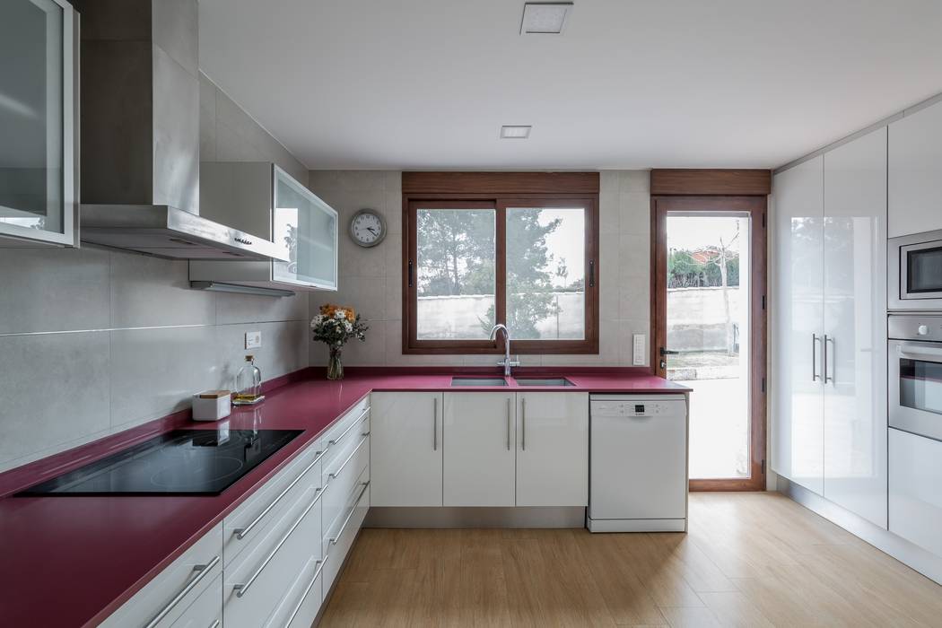 Casa del Porche de Piedra, LLIBERÓS SALVADOR Arquitectos LLIBERÓS SALVADOR Arquitectos Built-in kitchens