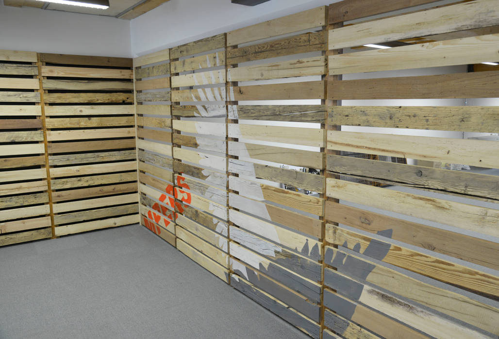 REALIZZAZIONE SHOWROOM PARAJUMPERS, RI-NOVO RI-NOVO Commercial spaces Commercial Spaces