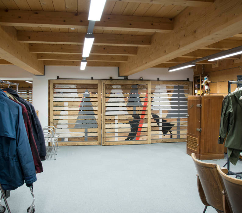 REALIZZAZIONE SHOWROOM PARAJUMPERS, RI-NOVO RI-NOVO Commercial spaces Offices & stores