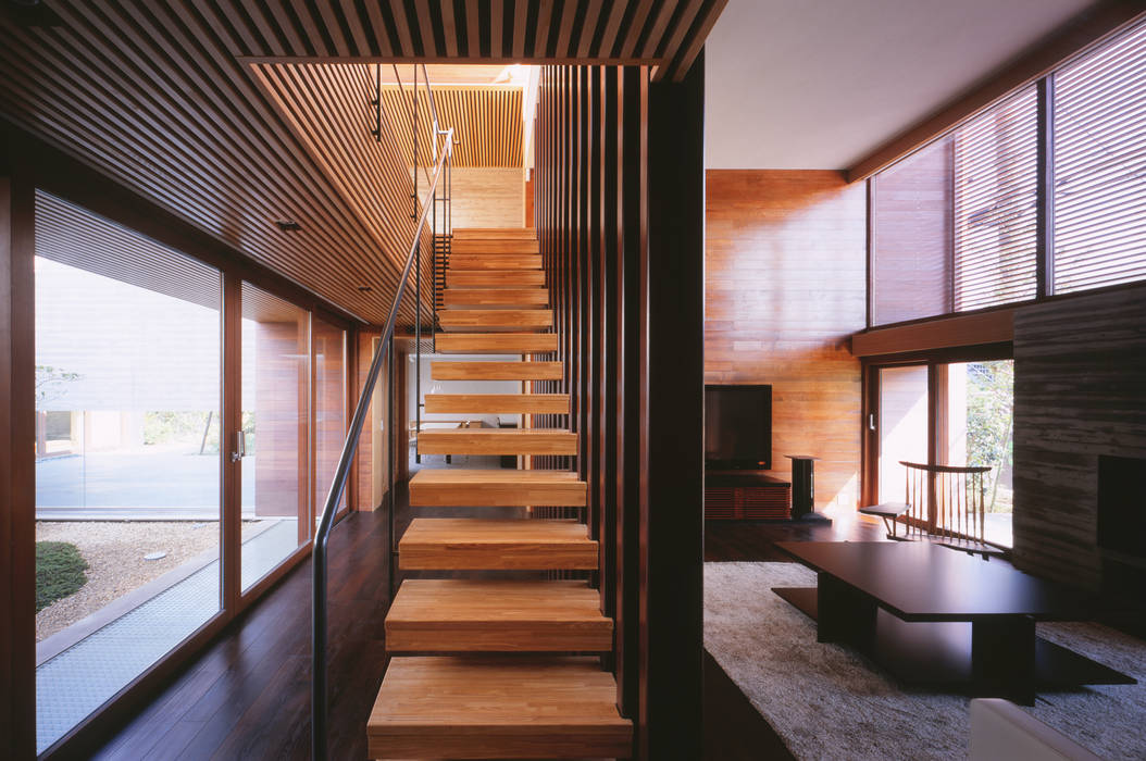 木ルーバーの家, 平林繁・環境建築研究所 平林繁・環境建築研究所 Modern corridor, hallway & stairs