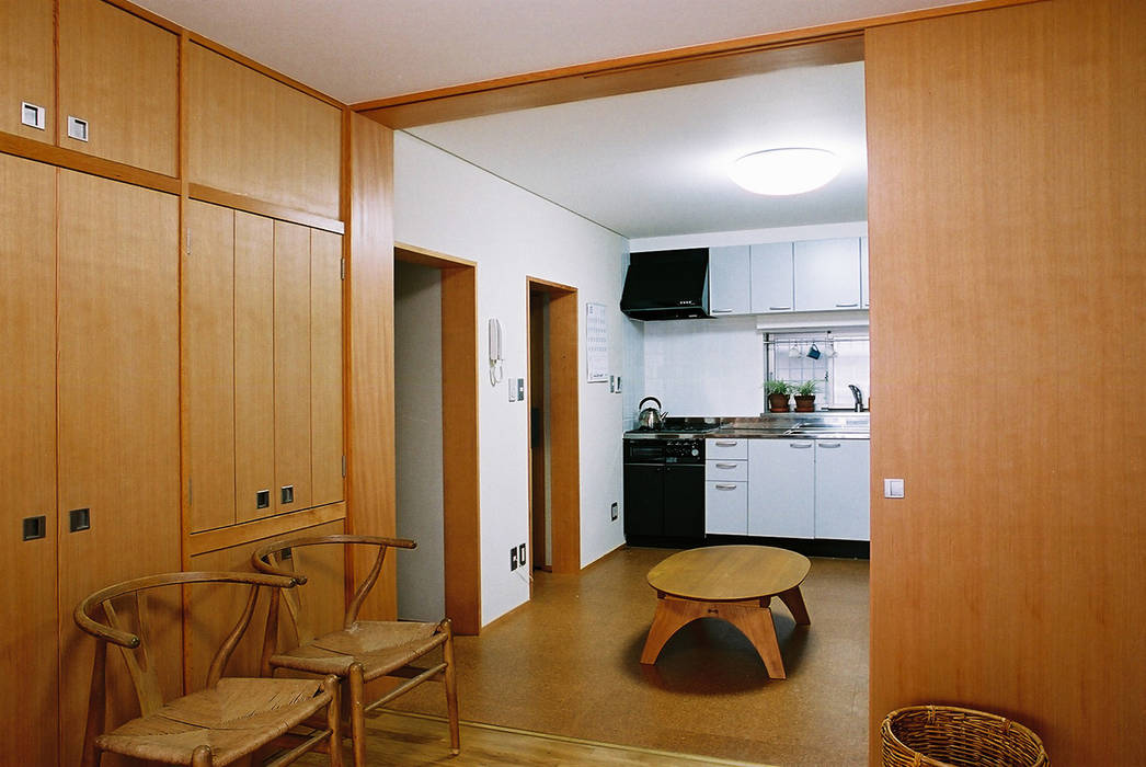 1階親世帯の部屋は 2間続き 遠藤浩建築設計事務所 H,ENDOH ARCHTECT & ASSOCIATES モダンデザインの リビング