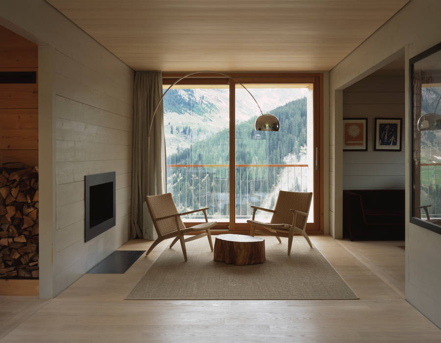 Zwei Hauser In Leis Vals Ch Moderne Wohnzimmer Von Simona