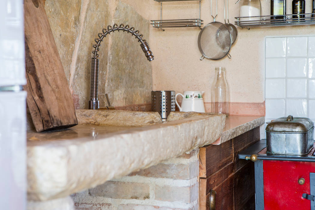 RECUPERO RUDERE CAMPESTRE, RI-NOVO RI-NOVO Rustic style kitchen Sinks & taps