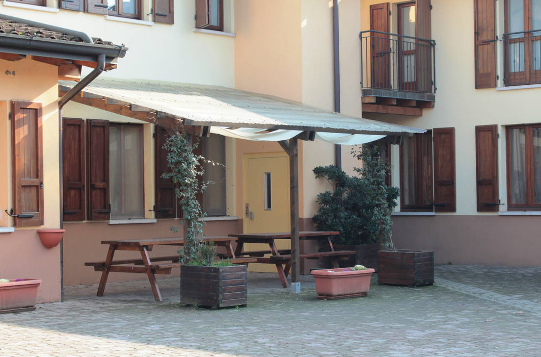 Pergola addossata standard homify Giardino classico Gazebi & Serre