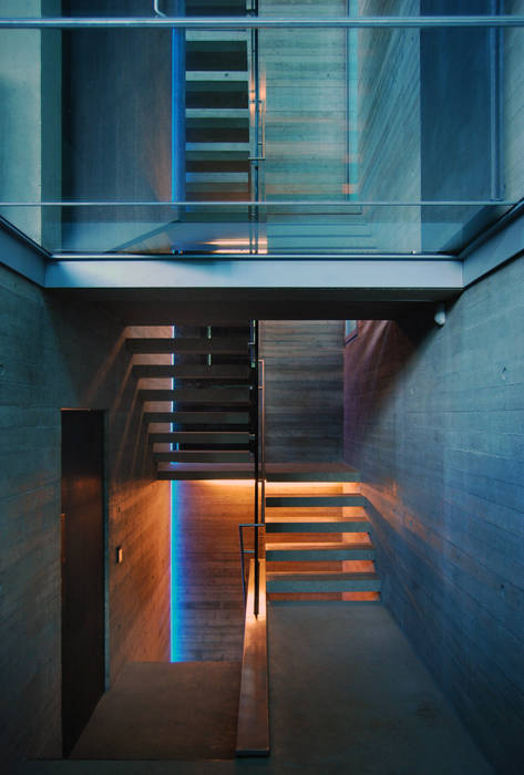 Cantilevered concrete staircase and glass floors Eldridge London Minimalist corridor, hallway & stairs