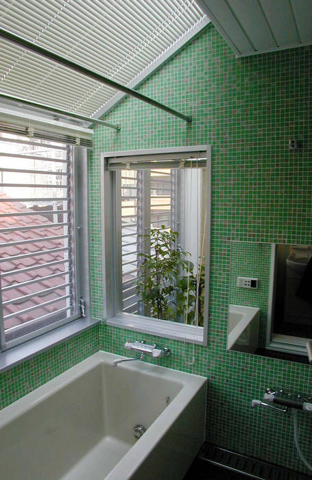 光の庭に隣り合わせの浴室です 加藤將己／将建築設計事務所 モダンデザインの テラス