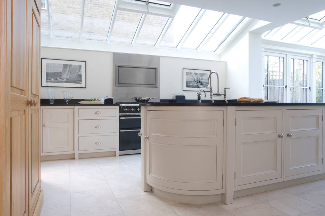 Barnes Townhouse | Simple, White & Bright Classic Contemporary London Kitchen Humphrey Munson إضاءات طبيعية من سقف
