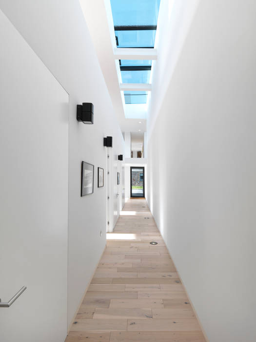 Upside Down House : modern by LOYN+CO ARCHITECTS, Modern