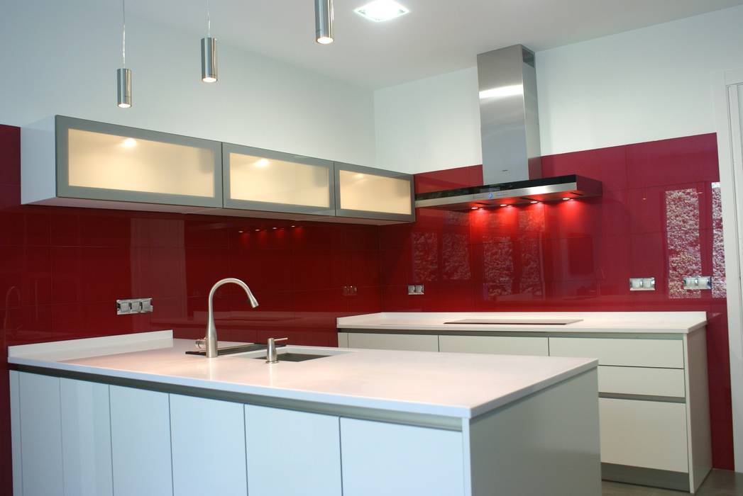 COCINA DE LACA CON PAREDES DE CRISTAL ROJO, ESTUDIO INTER SIETE ESTUDIO INTER SIETE مطبخ MDF