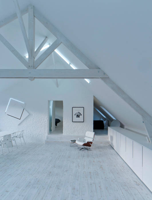 the white loft, mayelle architecture intérieur design mayelle architecture intérieur design Salon industriel Propriété,Immeuble,Fenêtre,Plante,Bois,loger,Porte,Ombre,Design d&#39;intérieur,Pente