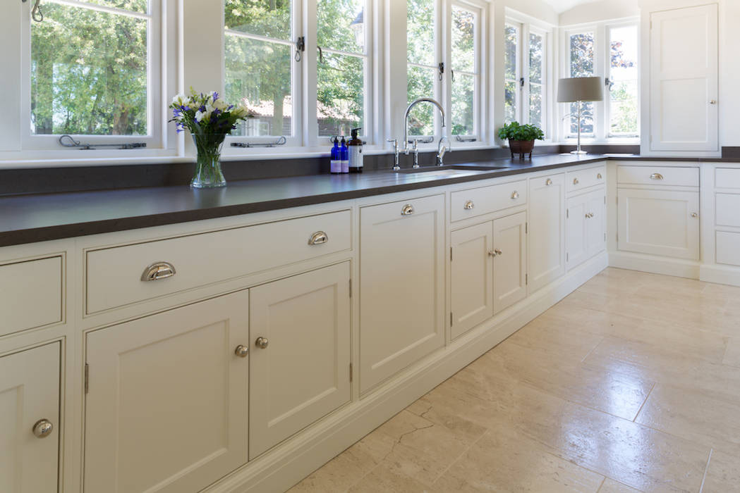 The Old Forge House, Hertfordshire | Classic Painted Shaker Kitchen Humphrey Munson Country style kitchen