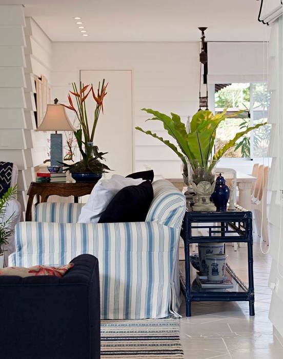 homify Tropical style living room