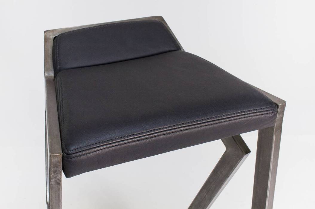 Steel and leather bar stool NordLoft - Industrial Design Livings de estilo industrial Bancos y sillas
