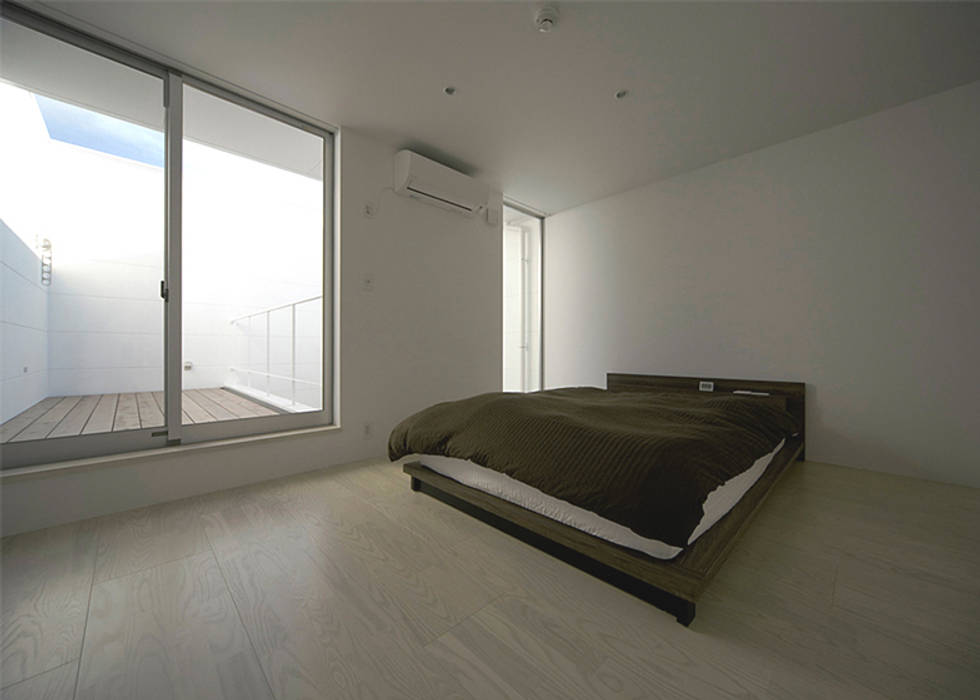 窓の無い光庭の家 近藤晃弘建築都市設計事務所 モダンスタイルの寝室 Homify